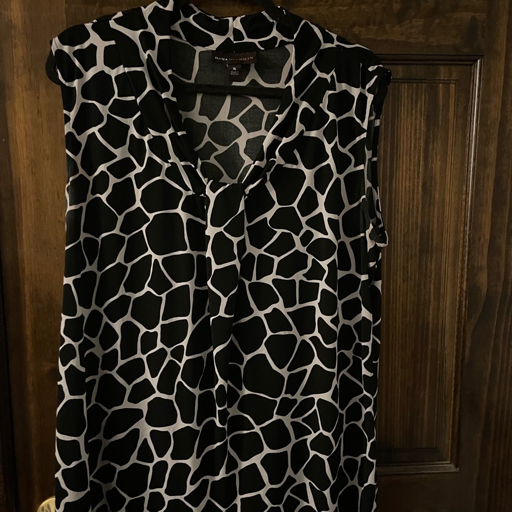 Flattering Dana Buchman XL blouse black and cream